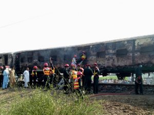 Pakistan’daki Tren Yangınında Kimlik Belirleme Çalışmaları Sürüyor