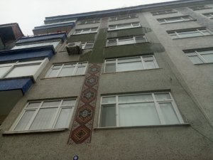 Rize’de Bir Binanın Dış Cephe Kaplaması Tehlike Saçıyor