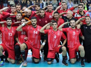 Asker Selamı Verdiği İçin Takımından Kovulan Hentbolcuya Antalyaspor Sahip Çıktı