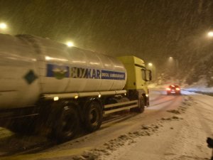 Zigana’da Kar Yağdı, Vatandaşlar Kar Topu Ve Horon Oynadı