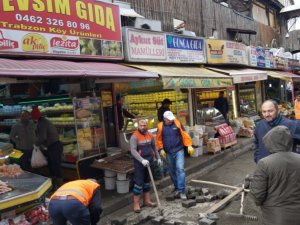 Trabzon’daki Şiddetli Yağışın Ardından İş Yerlerindeki ve Sokaklardaki Temizlik Çalışmaları Sürüyor