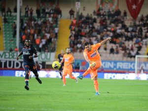 İlk Yarı Sessiz Bitti