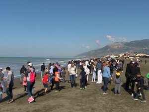 Türkiye’nin En Uzun Kumsalında Öğrenciler Çöp Topladı