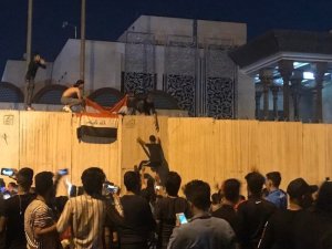 Irak’ta Göstericiler İran Konsolosluğunu Basıp Irak Bayrağı Açtı
