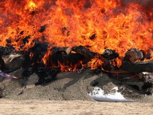 Afganistan’da 28 Ton Uyuşturucu Yakılarak İmha Edildi