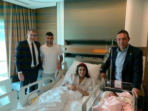 Deniz Türüç 2. Çocuğunu Kucağına Aldı