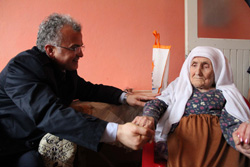 105 Yaşındaki Sabire Nine’nin Duasını Aldı