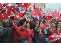 Chp’li Mumcu, Turgutlu'da Kadınlara Karanfil Dağıttı