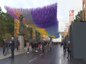 O Duvarın Yıkılışının 30. Yıl Dönümünde 30 Bin Mesaj Gökyüzüne Asıldı