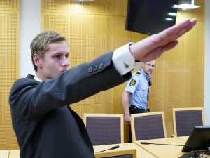 Cami Saldırısının Sorumlusu Mahkemede Nazi Selamı Verdi