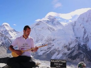 Karamanlı Genç, Kala Patthar Zirvesinde Saz Çalıp Türkü Söyledi