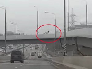 Köprüden Otoyola Düşen Motosiklet Sürücüsü Öldü