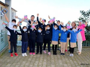 Minik Yürekler Harçlıklarını Lösemi Tedavisi Gören Menessa’ya Akülü Araba Hediye Etmek İçin Topladı