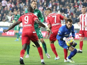 İlk Yarı Sessiz Bitti