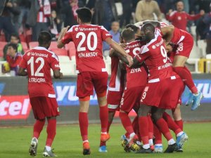 Sivasspor Maç Fazlasıyla Liderliğe Yükseldi
