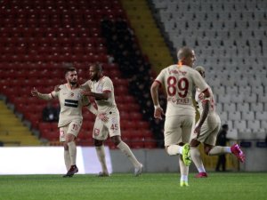 İlk Yarıyı Galatasaray 2-0 Önde Kapattı