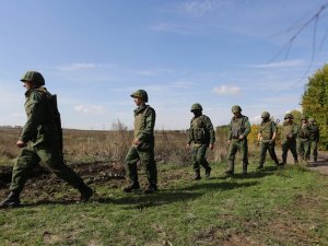 Ukrayna Askeri Ve Rusya Yanlıları Bölgeden Çekilmeyi Sürdürüyor