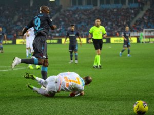 İlk Yarı Sessiz Bitti