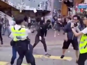 Hong Kong Polisi Bir Protestocuyu Daha Vurdu