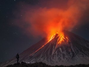 Avrasya’nın En Aktif Yanardağı 3 Yıl Aradan Sonra Lav Püskürtmeye Başladı