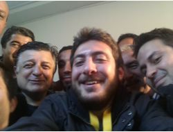 Yılmaz Vural'ın Muhabirlerle 'Selfie' Pozu