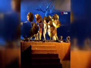Sahnedeki Sanatçılara Bıçaklı Saldırı: 4 Yaralı