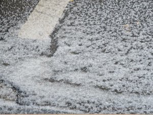 Paris’te Dolu Yağdı, Sokaklar Beyaza Büründü