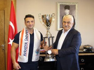 Avrasya Üniversitesi’nin Spor Hocası Vücut Geliştirmede Dünya Şampiyonu Oldu