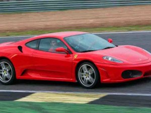 İcradan Satılık Kırmızı Ferrari
