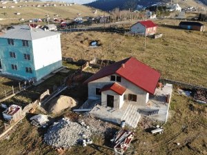 Devlet Yıktı, O Kaçak Yayla Evini Yeniden Yaptı