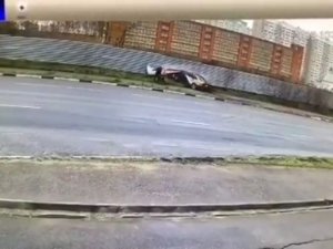 Yayalar Islak Yolda Kayan Aracın Altında Kalmaktan Son Anda Kurtuldu