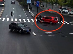 Saniyeler İçinde Aracın Altından Çıkardılar