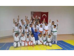 Çiftlikköylü Karateciler 10 Madalyayla Döndü