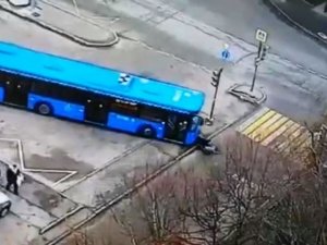 Rusya’da Halk Otobüsü Yaşlı Kadını Ve Torununu Ezdi