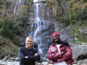 Kenyalı Güzel Mençuna Şelalesi’ne Hayran Kaldı