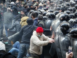 Gürcistan Polisinden Eylemcilere Müdahale: 18 Gözaltı