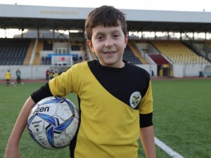 Futbol Oynamak İstediğini Bakana Mektupla Yazdı, Hayali Gerçek Oldu