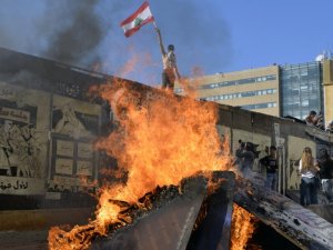 Lübnan’da Parlamento Oturumları Süresiz Ertelendi