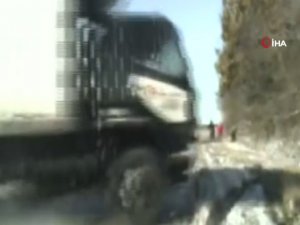 Devrilen Kamyonun Altında Kalmaktan Son Anda Kurtuldular