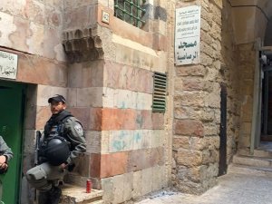 İsrail Güçleri Kudüs’teki Yetim Okulu Ve Eğitim Müdürlüğü Binasını Bastı