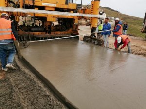 Yaylada Havaalanı Kalitesinde Beton Yol Yapıldı