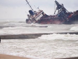 Odessa’da Gemi Karaya Oturdu