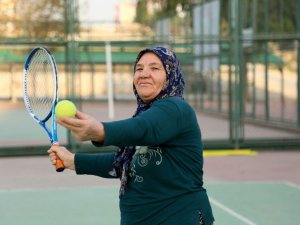 67 Yaşında Torunuyla Birlikte Tenise Başladı