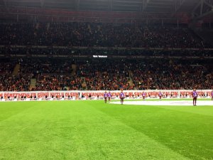 Galatasaray Taraftarı Öğretmenler Günü’nü Unutmadı
