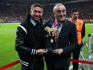 Harry Kewell’a Plaket Verildi