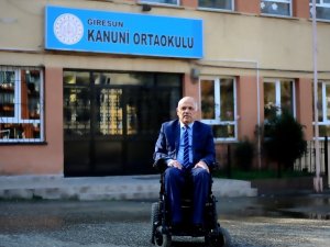 Tekerlekli Sandalyesi İle 22 Yıldır Öğretmenlik Yapıyor