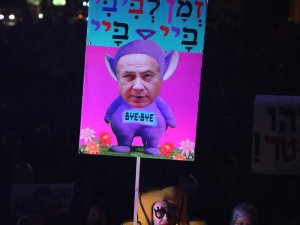 Tel Aviv’de Yüzlerce Protestocu Netanyahu’nun İstifasını İstedi