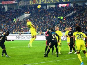 Fenerbahçe Liderlik Yarışında Fire Verdi