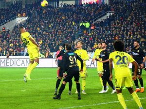 Yanal’ın Oyuncu Değişiklikleri Tepki Çekti