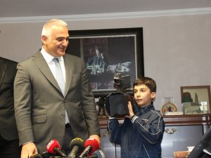 Bakan Ersoy, 11 Yaşındaki Abdulselam’a Kamera Hediye Etti